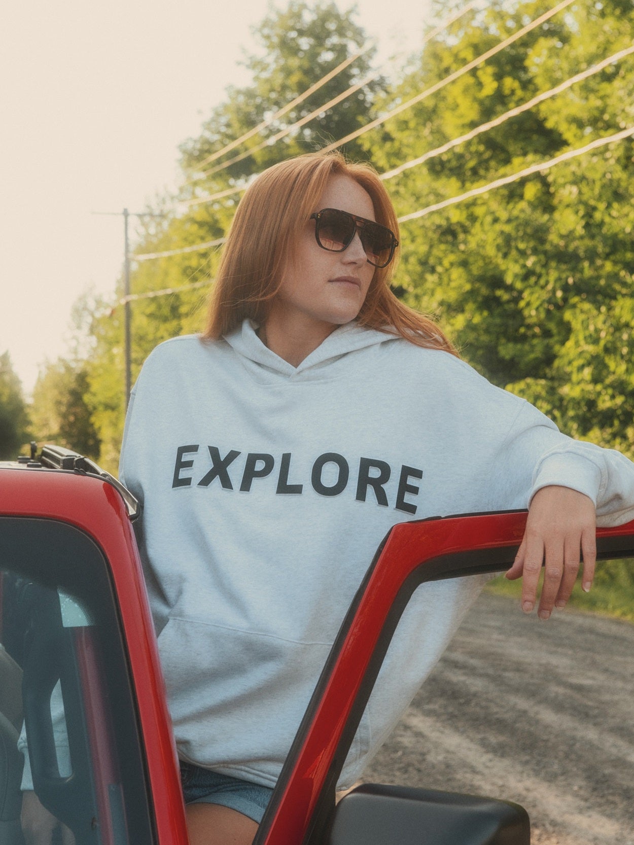 Hoodie Explore chiné gris LIX Design – Collection Last Light, look lifestyle décontracté.