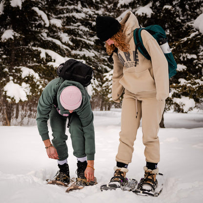 Jogger set beige unisexe pour homme et femme confortable et chaud pour une aventure en pleine air. 