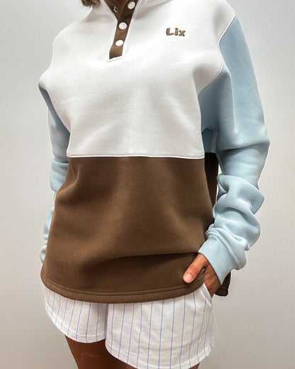 Crewneck colorblock bleu blanc et brun ajustable à la taille. Broderie brune lix minimaliste. Créé au québec par lix. Short blanche avec rayure bleu avec poches sur les côté. Canadian brand. 