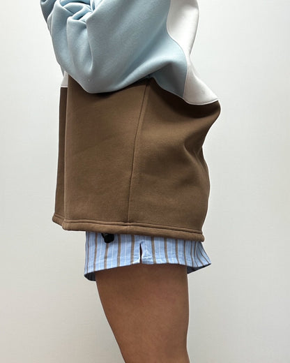 Crewneck chandail brune blanc et bleu. Trois couleurs confortable pour femme concu par lix une entreprise québécoise. Short bleu avec rayure brune. 