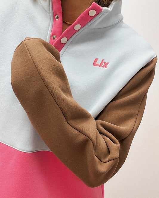 Crewneck chandail brun bleu rose avec bouton pour ajustement au col. Broderie Lix rose et ajustement à la taille pour les femme qui aiment les roadtrip et les voyages. 