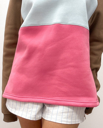 Crewneck colorblock rose bleu et brun conçu au Québec par Lix pour les femme de 25-45 ans avec ajustement à la taille. 