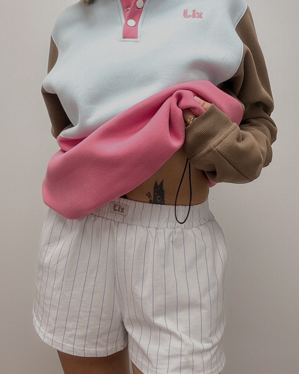 Outfit au look vintage avec crewneck rose bleu et brun ajustable à la taille pour femme conçu au Québec. 