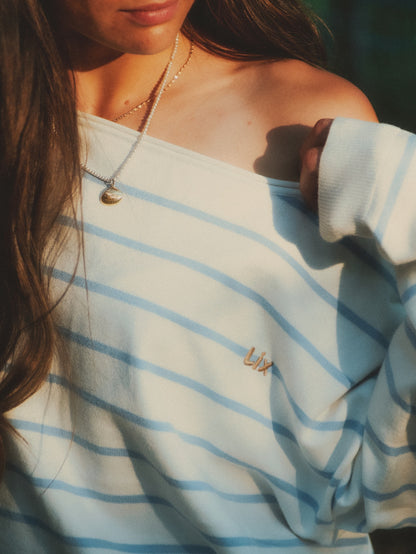 Pull Coastal Stripe LIX Design – Off-shoulder rayures bleu et blanc, collection premium.