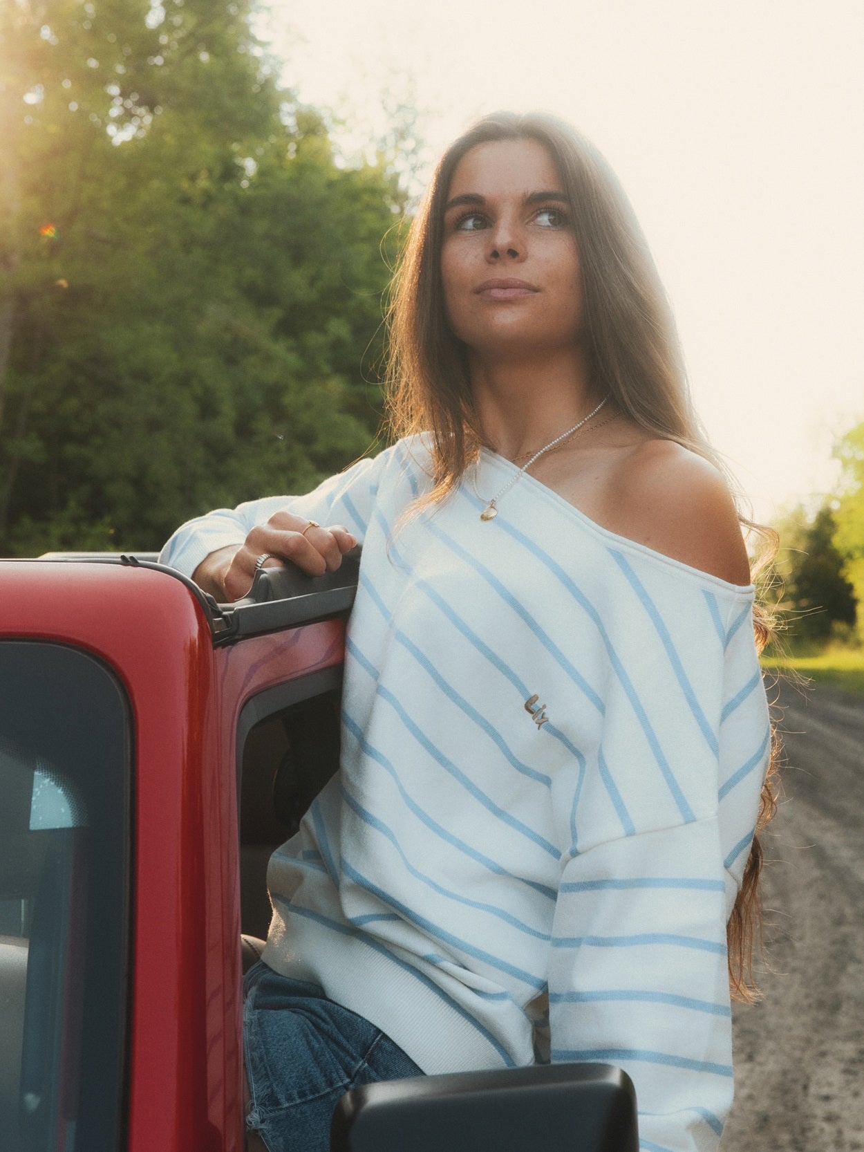Tricot off-shoulder Coastal Stripe LIX Design – Pull col bateau rayures bleu et blanc, style nautique.