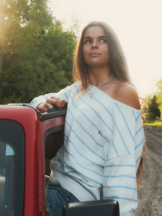 Tricot off-shoulder Coastal Stripe LIX Design – Pull col bateau rayures bleu et blanc, style nautique.