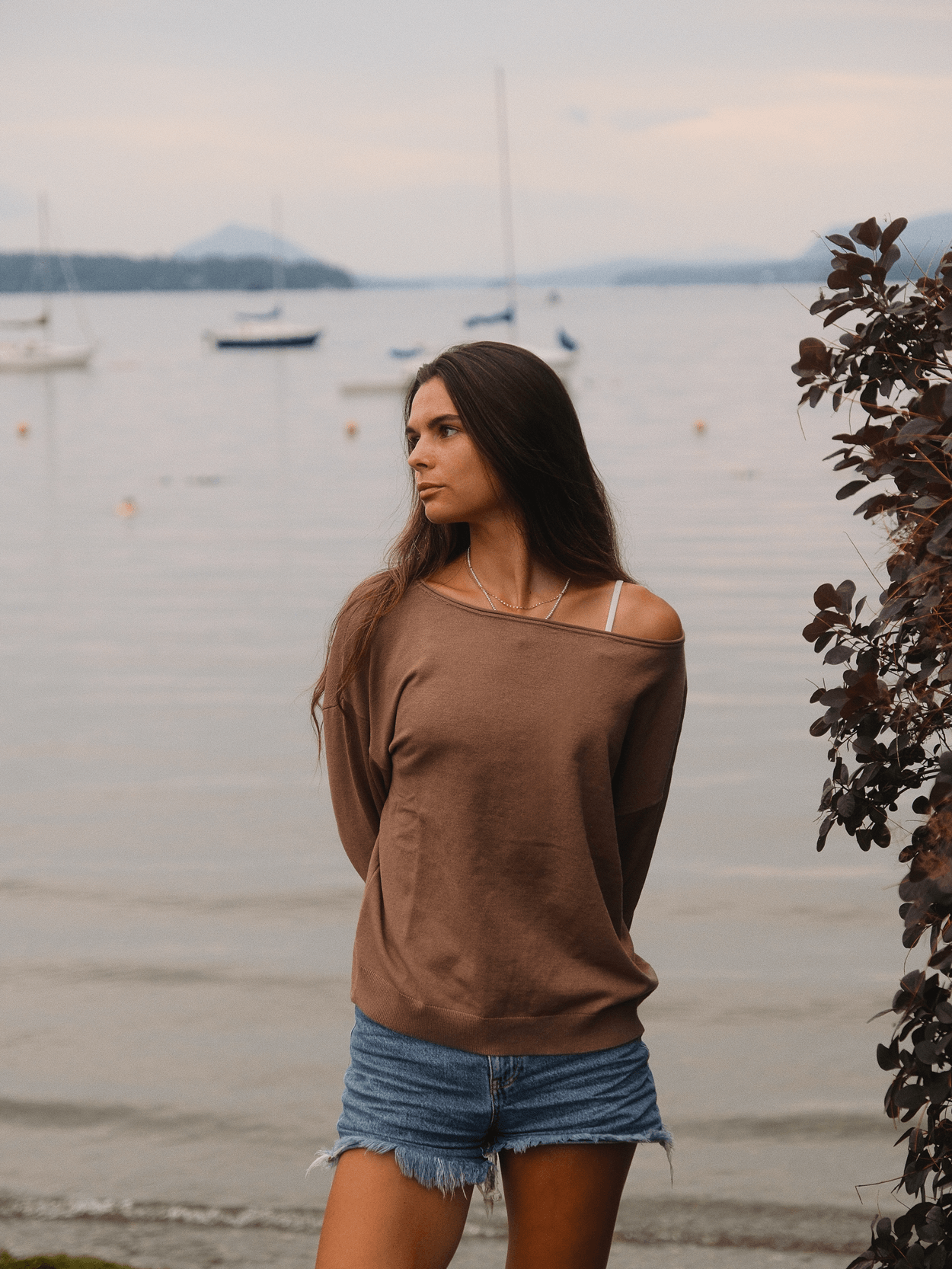Tricot off-shoulder brun LIX Design – Col bateau, coupe décontractée et élégante.