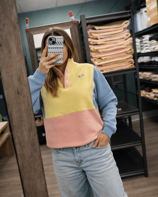 Crewneck colorblock jaune rose et bleu avec ajustement à la taille. 