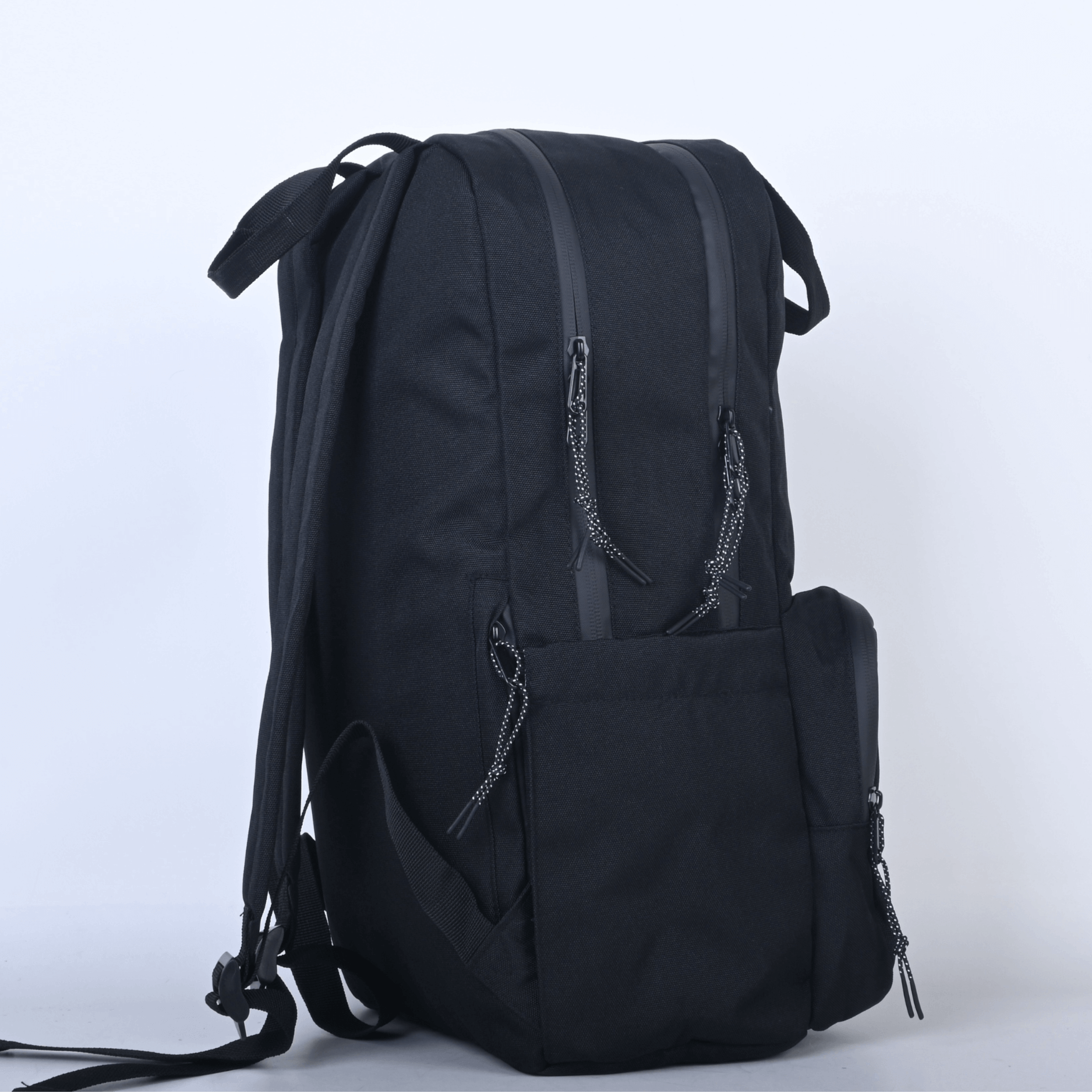 Sac à dos noir conçu au Québec par Lix design. hydrofuge