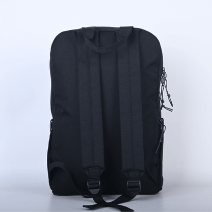 Sac à dos noir en polyester recyclé conçu par Lix design au Québec. hydrofuge
