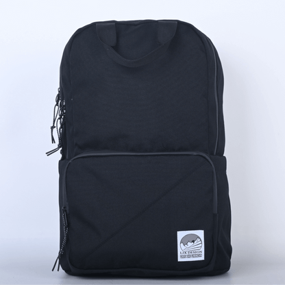 Sac à dos noir conçu au Québec en polyester recyclé par Lix design. hydrofuge