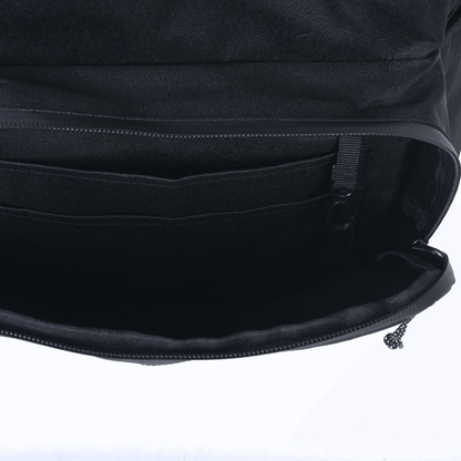 Sac à dos noir en polyester recyclé hydrofuge conçu par Lix au Québec.