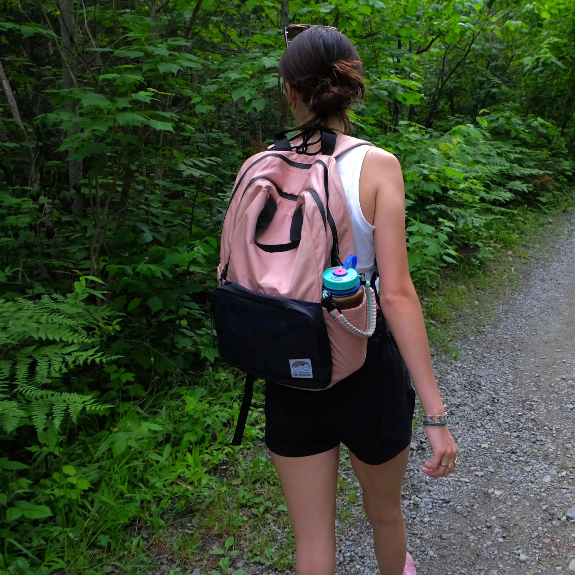 Sac à dos rose en polyester recyclé conçu par LIX au Québec. hydrofuge