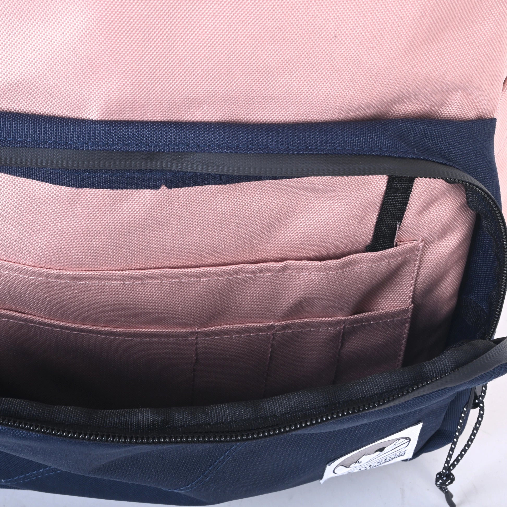 Sac a dos rose avec rangement conçu au Québec par LIX.