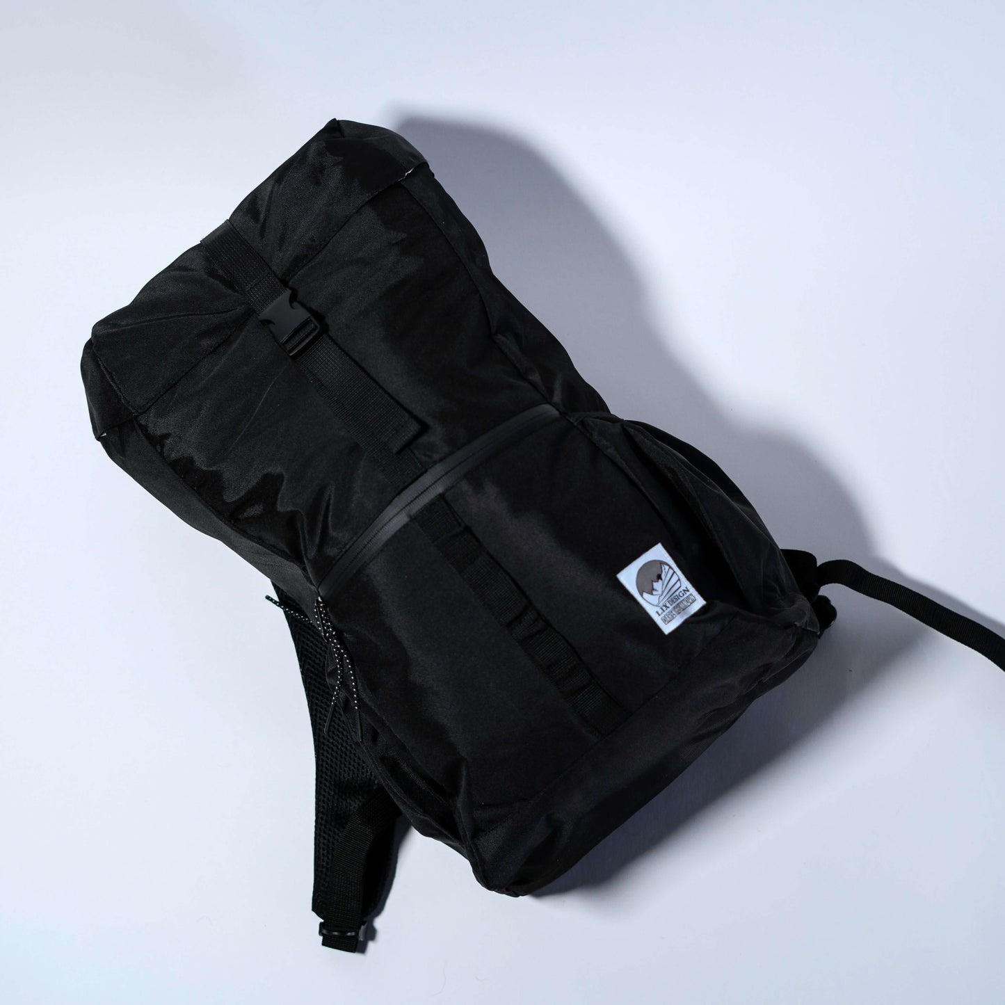 Sac à dos noir aventure en polyester recyclé. Plusieurs ouvertures avec fermeture scellés. Ganse rembourrés ajustable avec attache pour répartir le poids uniformément. 