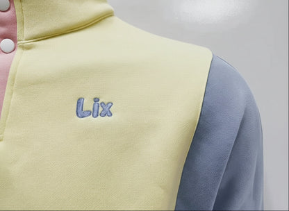 Crewneck rose bleu et jaune avec broderie bleu lix. 