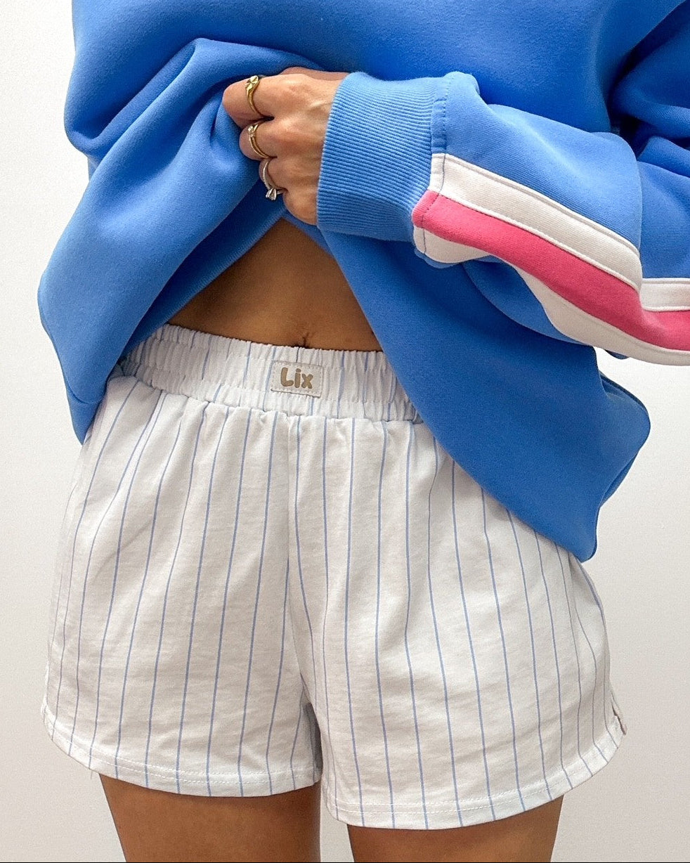 Short blanche en tissu non see-through confortable et de longueur parfaite. Grandes poches sur les coté. Élastique confortable.  
