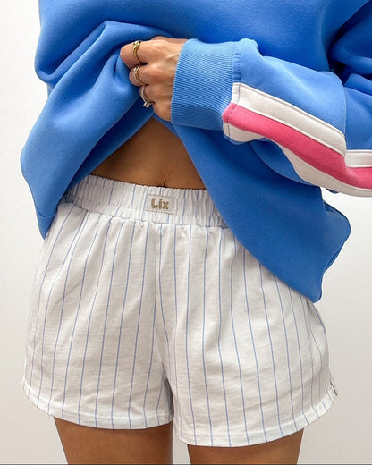 Short blanche en tissu non see-through confortable et de longueur parfaite. Grandes poches sur les coté. Élastique confortable.  