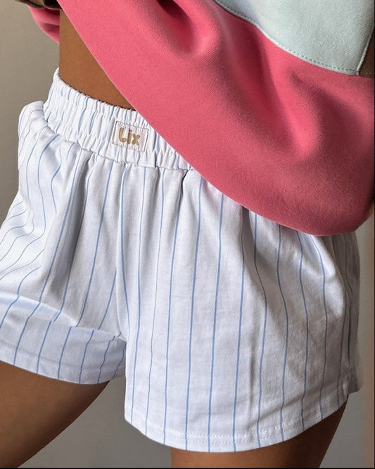 Short blanche en coton avec poches et rayure bleu. Conçu au Québec par lix pour les femmes de 25-45 ans. 