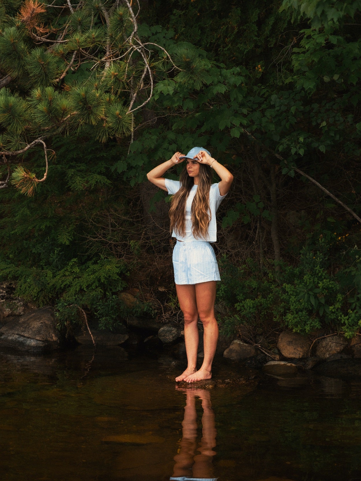 Short blanc LIX Design – Look complet t-shirt blanc et casquette, style Golden Hour Drive.