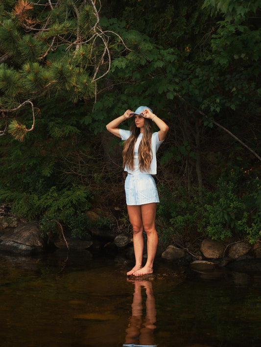 Short blanc LIX Design – Look complet t-shirt blanc et casquette, style Golden Hour Drive.