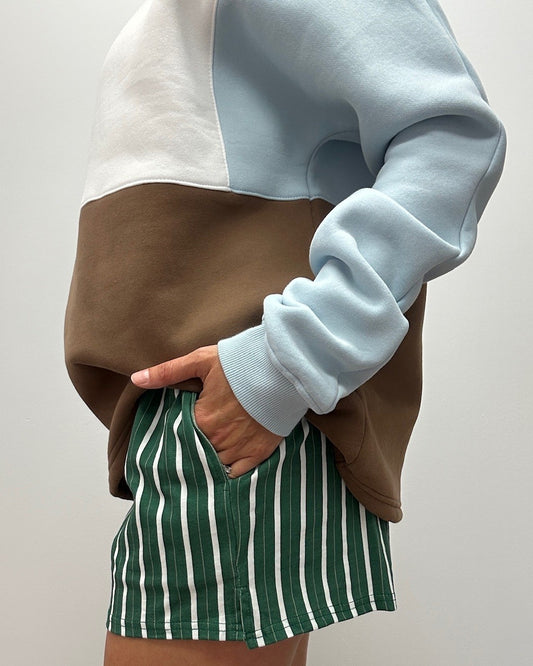 Short verte avec rayure blanche et brune pour femme concu par lix pour la femme québécoise.  Crewneck blanc bleu et brun avec ajustement à la taille pour femme. 