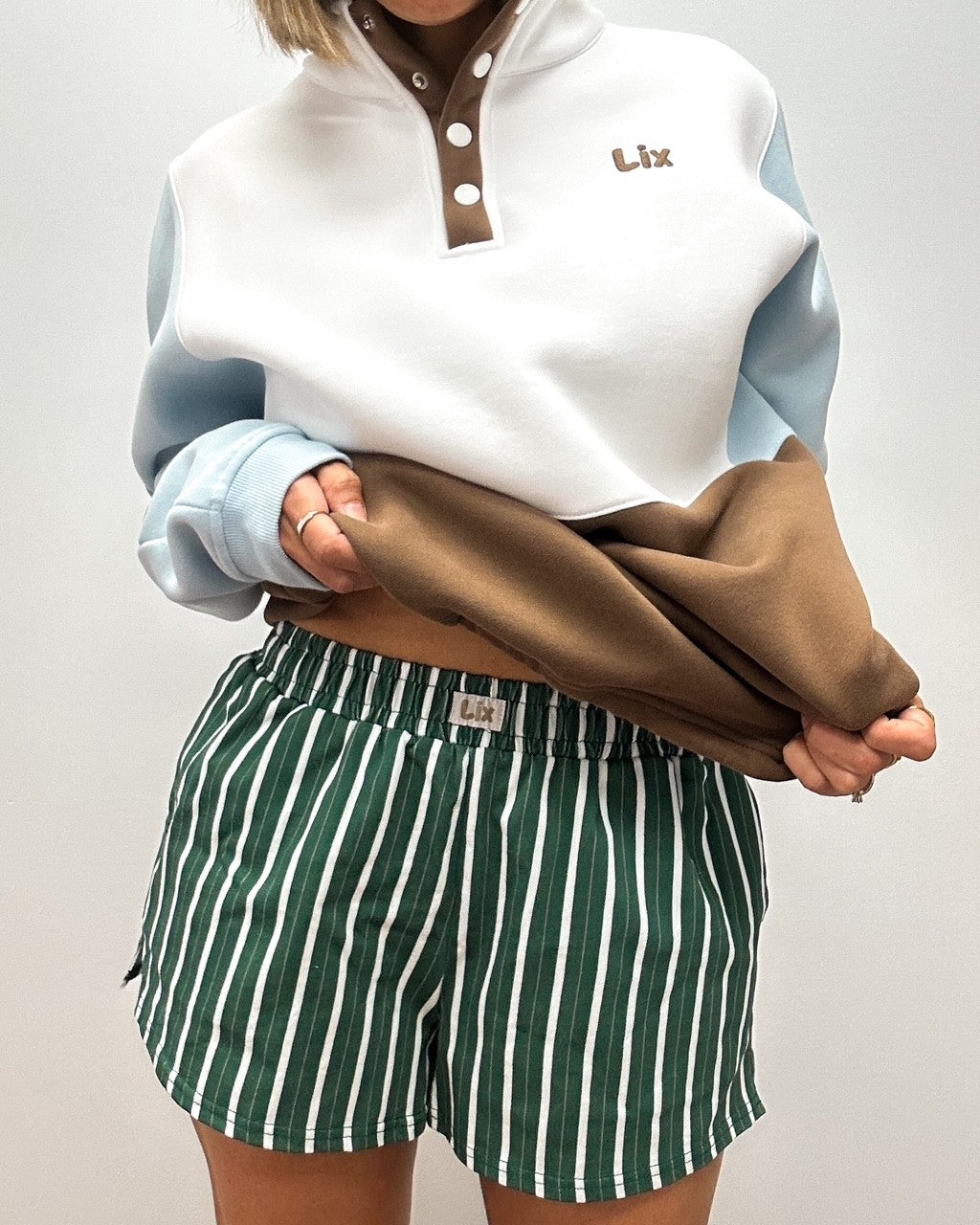 Short verte avec élastique à la taille pour femme confortable avec poches. Concu par lix pour les femme du Québec.  Crewneck colorblock blanc bleu et brun pour lix une entreprise québécoise. 