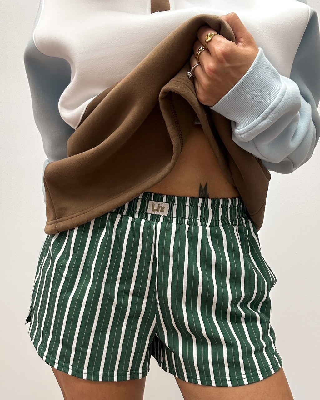 Short verte avec rayure blanche. Chandail en coton confortable pour femme avec poches. 