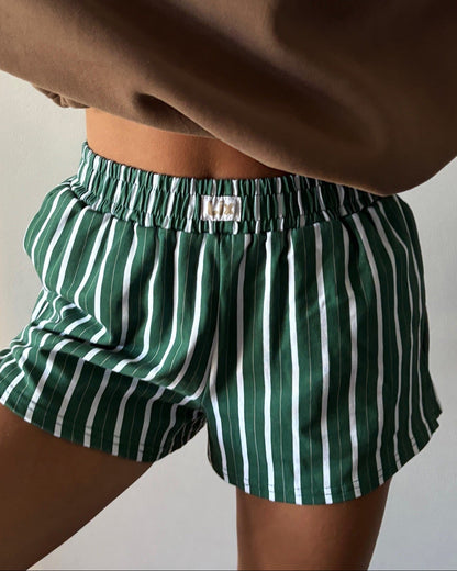 Short verte avec rayure blanche et brune conçu par lix au Québec en coton. Fabrication durable pour la femme active qui aime voyager. 