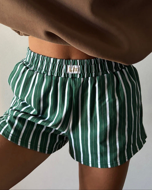 Short verte avec rayure blanche et brune conçu par lix au Québec en coton. Fabrication durable pour la femme active qui aime voyager. 