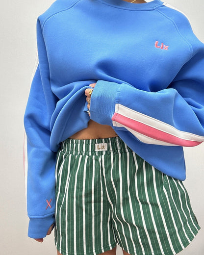 Short verte rayé blanche avec élastique à la taille. Crewneclk bleu avec rayure blanche et rose sur les manches. concu par lix une entreprise queébécoise. 
