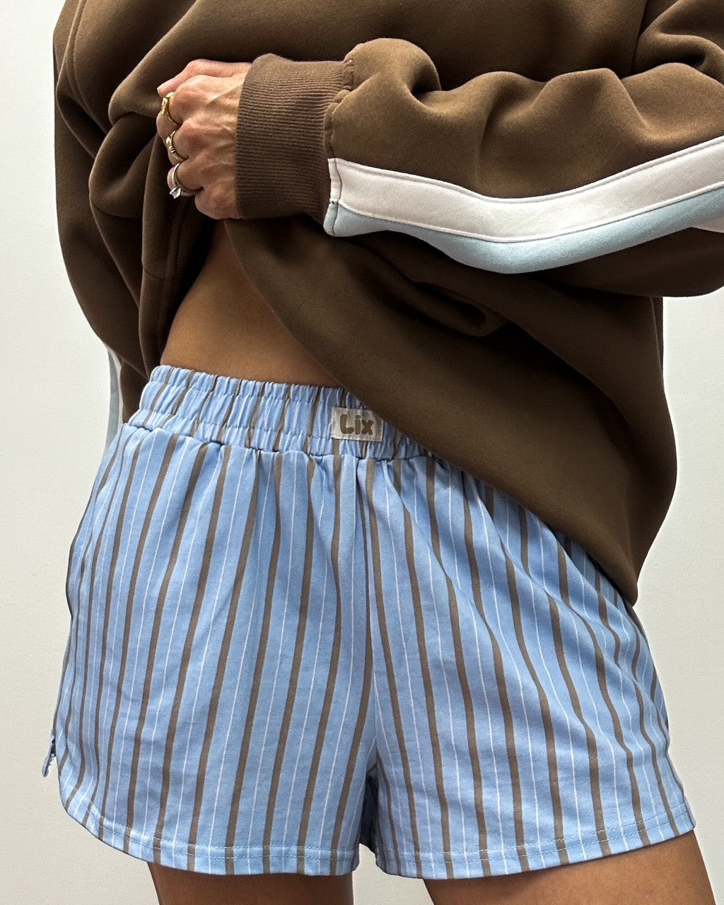 Short bleu avec rayure brune. Élastique confortable pour femme. Concu par lix une entreprise québécoise. 