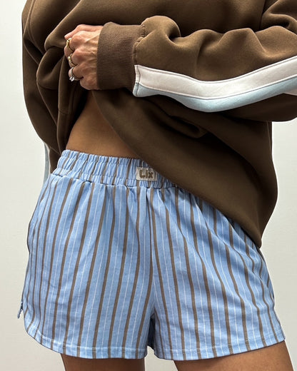 Short bleu avec rayure brune. Élastique confortable pour femme. Concu par lix une entreprise québécoise. 