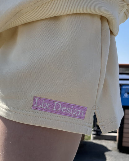 Short lix jaune conçu par LIx. Abitibi.