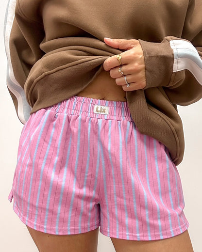 Short pour femme avec élastique confortable à la taille et poches sur les côtés.  Concu par lix une entreprise québécoise pour femme. 