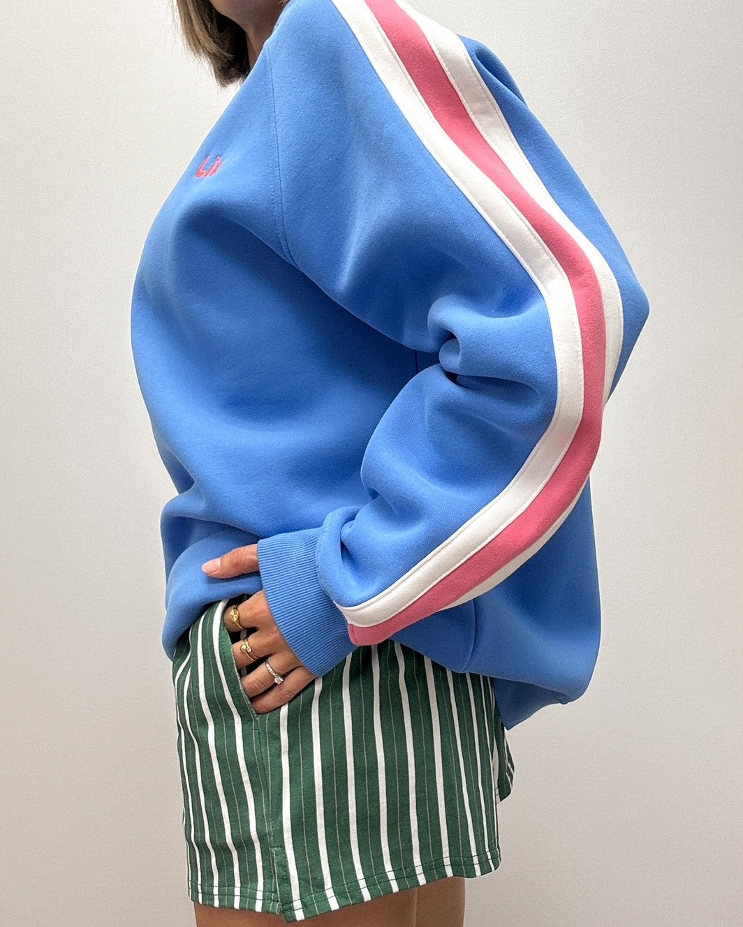 Short verte avec poches confortable et concu pour les femmes québécoise.  Crewneck chandail bleu avec rayure blanche et rose. Broderie rose concu par lix une entreprise québécoise. 