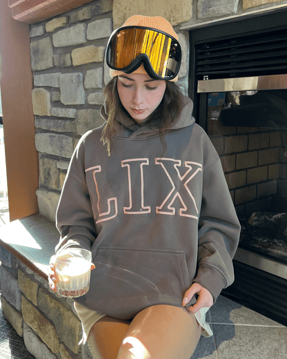 Hoodie brun avec broderie lix rose gold au devant. 