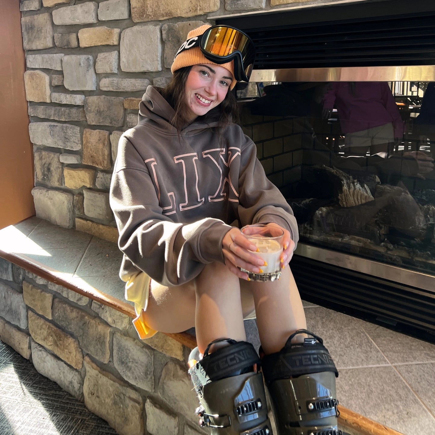 Hoodie brun taupe avec broderie lix au devant. Vêtement unisexe. Chandail brun avec capuche. 