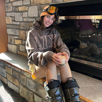 Hoodie brun taupe avec broderie lix au devant. Vêtement unisexe. Chandail brun avec capuche. 