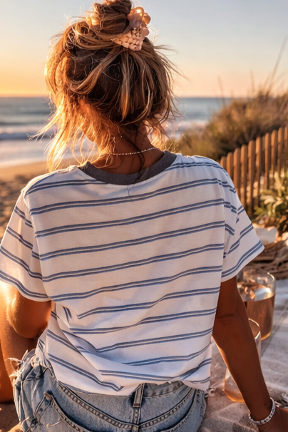 tshirt blanc avec rayure bleu et brune, col brun et broderie  lis au devant. tshirt unisexe homme et femme 