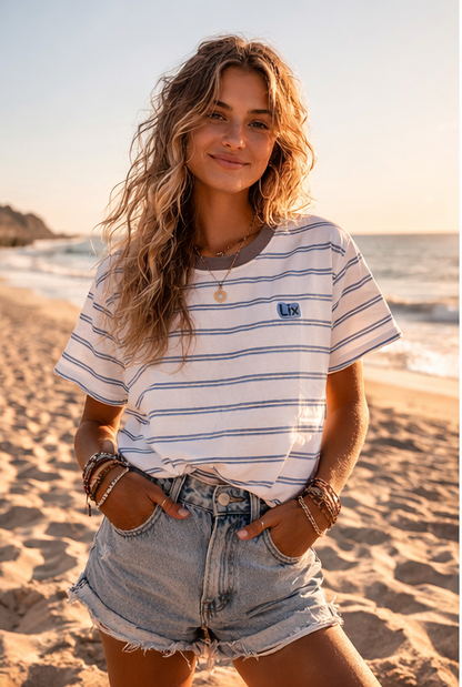 tshirt blanc pour homme et femme avec rayure bleu et brune. broderie lix au devant. 