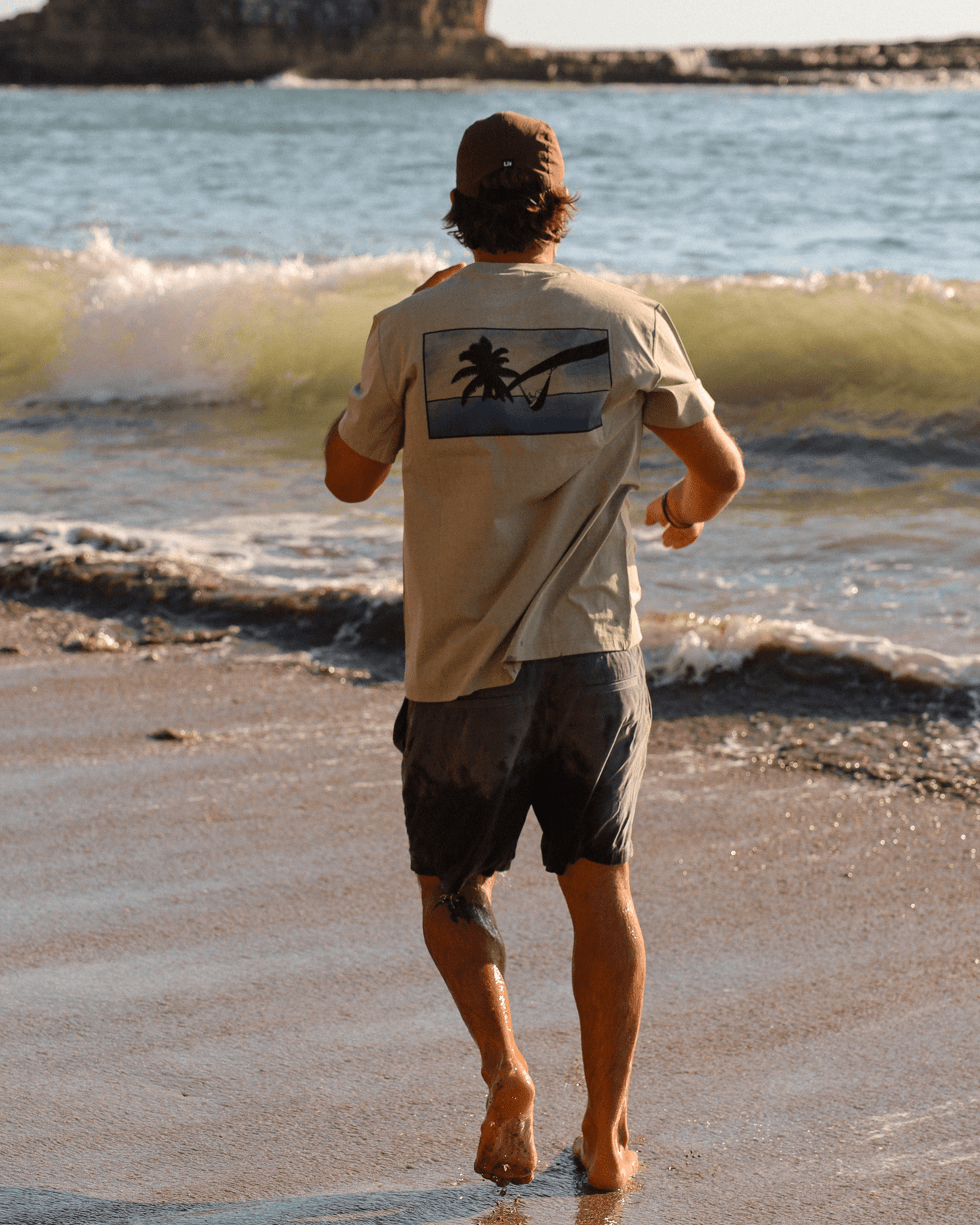 Tshirt vert bord de plage pour homme et femme concu par lix une entreprise québécoise. 