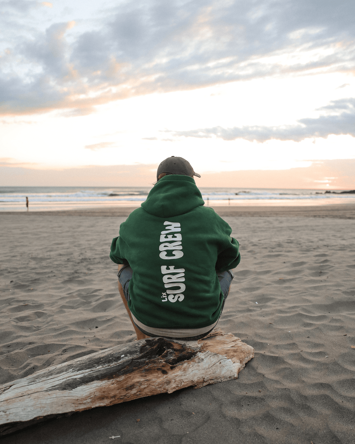 Hoodie vert avec broderie blanche surf crew. Bord de mer hoodie. 