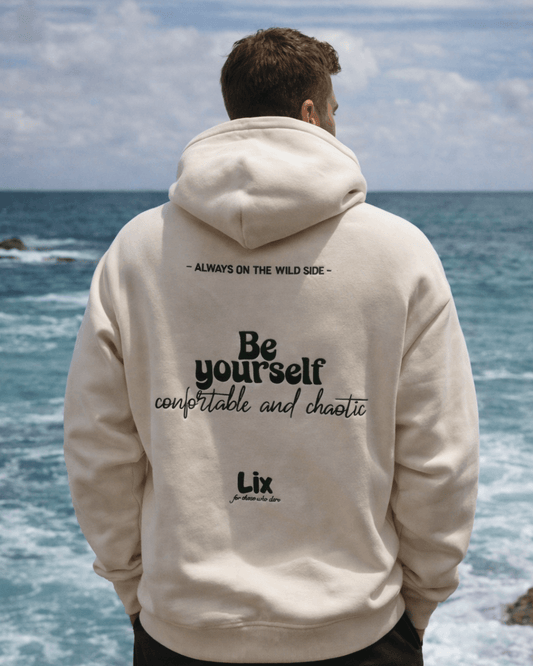 Lix hoodie beige avec broderie vert foncé. 