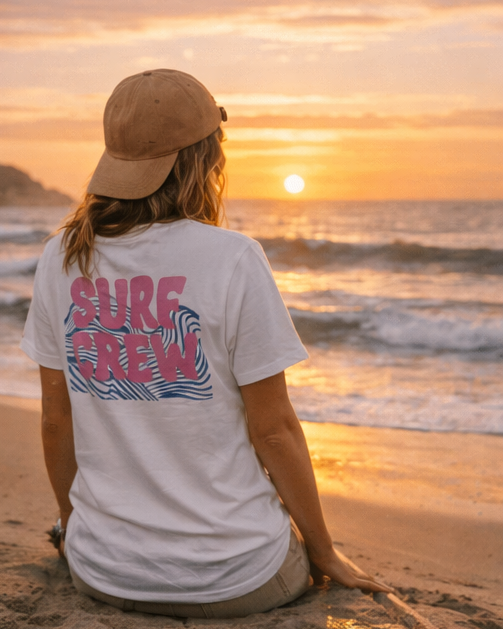 T-shirtblanc avec imprimé rose et vagues bleu. 