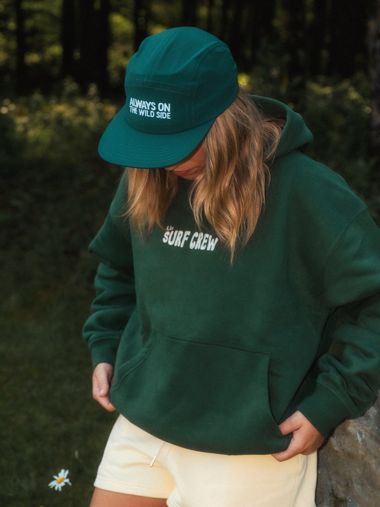 Casquette Surf Crew verte LIX Design – Short jaune, look coordonné lifestyle.