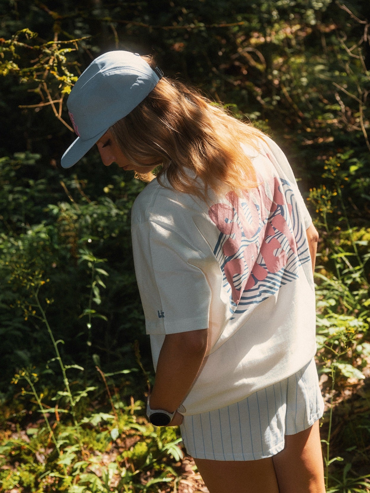 T-shirt blanc Surf Crew LIX Design – Look rose et blanc, style féminin outdoor.
