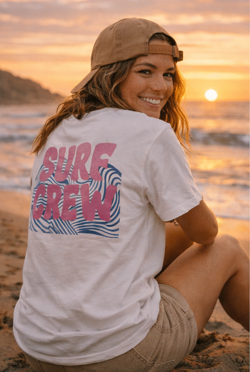 Tshirt blanc avec imprimé rose surf crew et vague bleu. Reckless fit. 