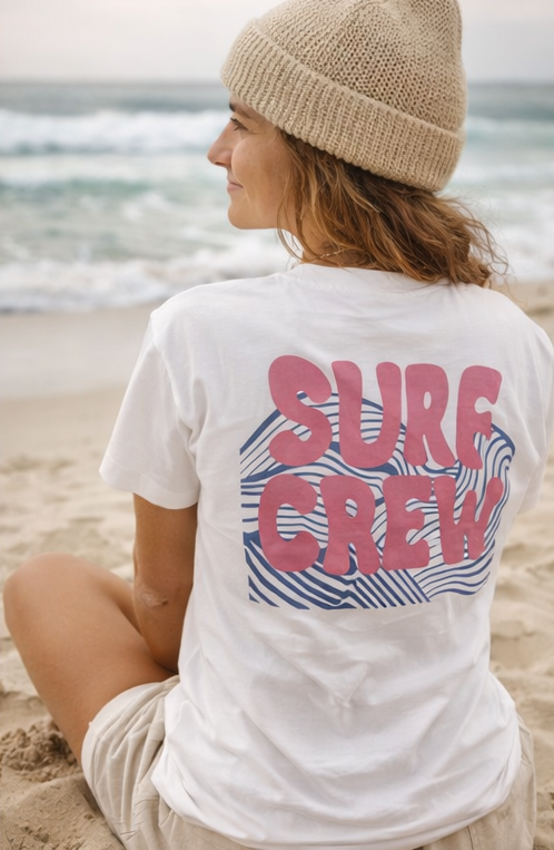 T-shirt blanc avec imprimé rose et vagues bleu. 