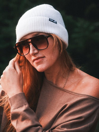 Lix, tricot brun avec col bateau. Soft knit brown boatneck. Tuque Moody crème LIX Design – Bonnet tricoté chaud, style premium outdoor.